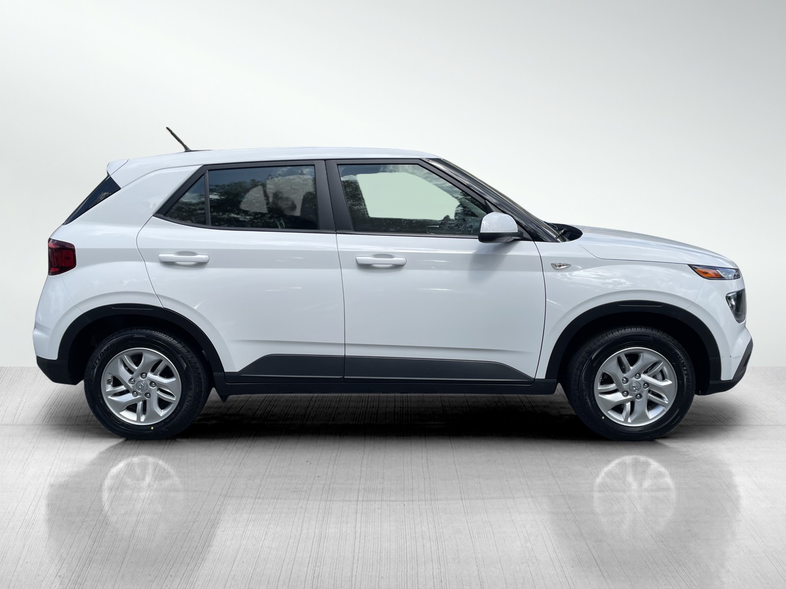 2024 Hyundai Venue SE photo 4