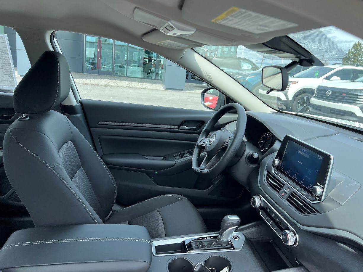2025 Nissan Altima S photo 9