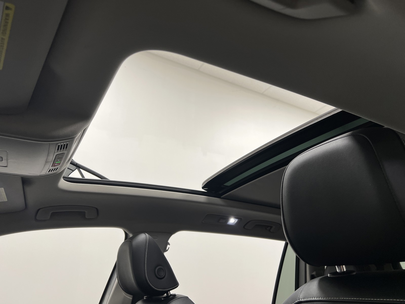 2021 Volkswagen Tiguan SEL photo 21