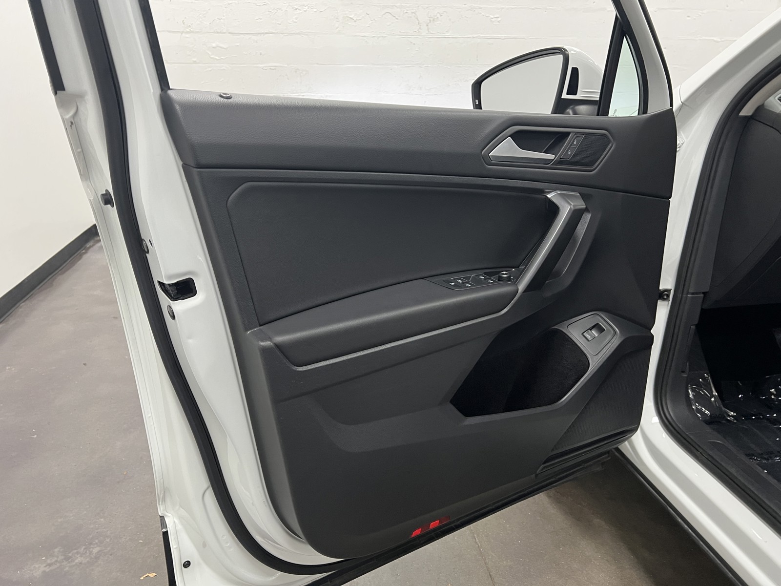 2021 Volkswagen Tiguan SEL photo 24