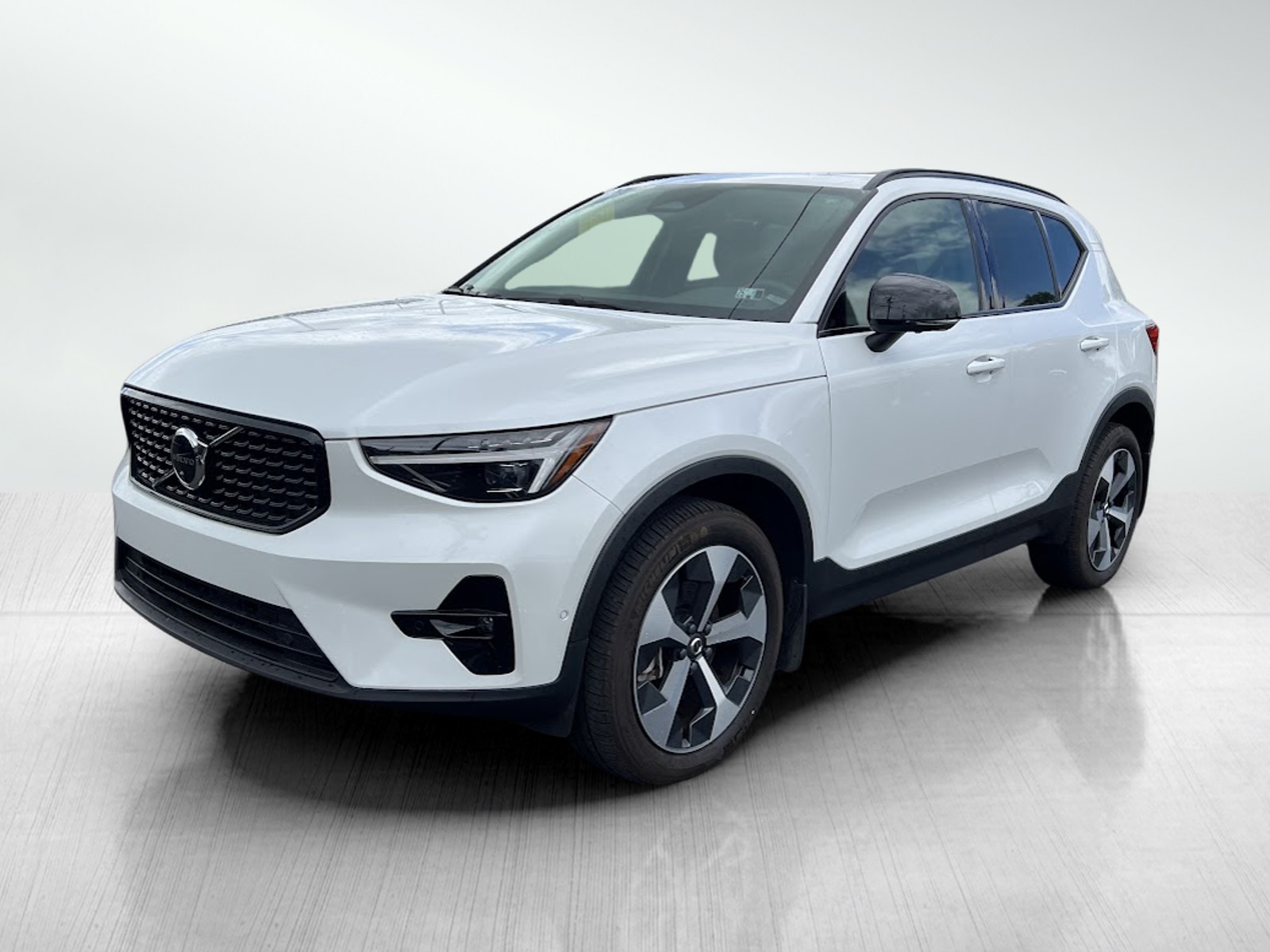 2023 Volvo XC40 AWD Ultimate photo 2