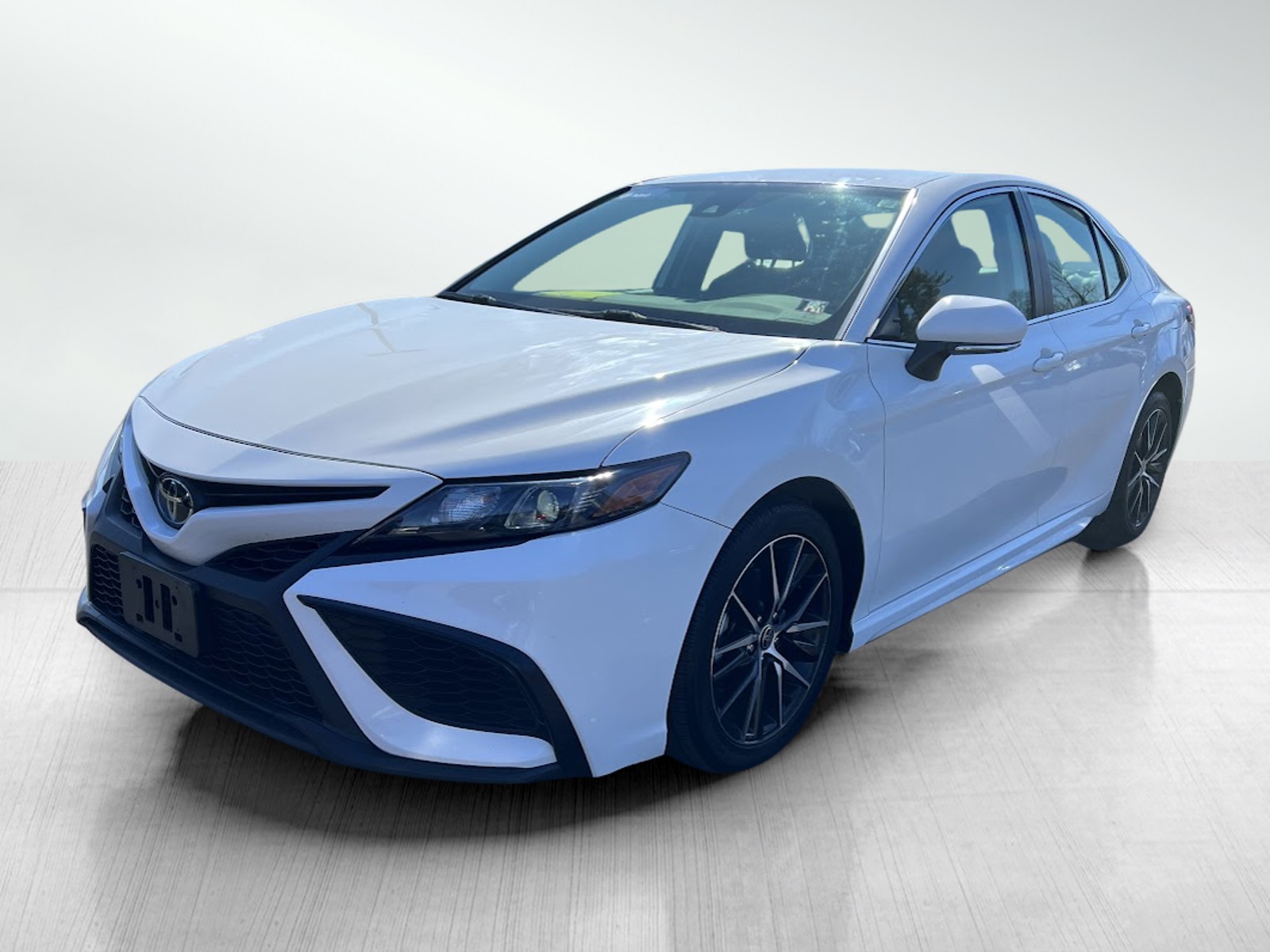 2022 Toyota Camry SE photo 2