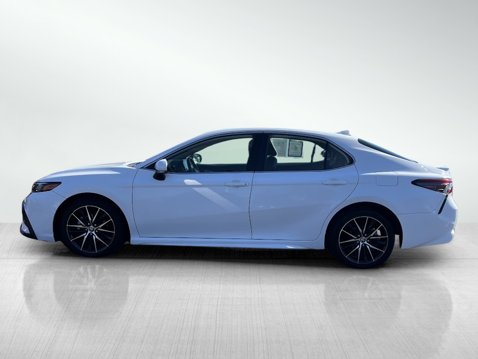2022 Toyota Camry SE photo 3