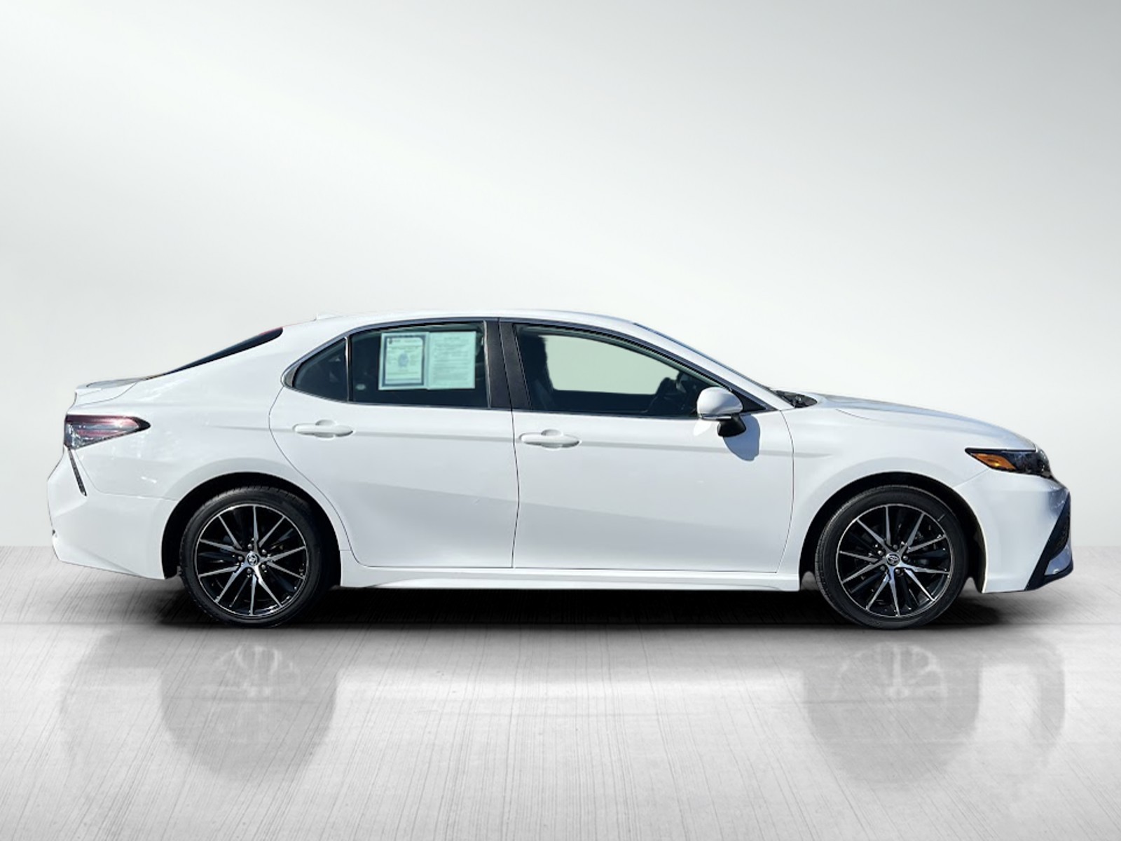 2022 Toyota Camry SE photo 4