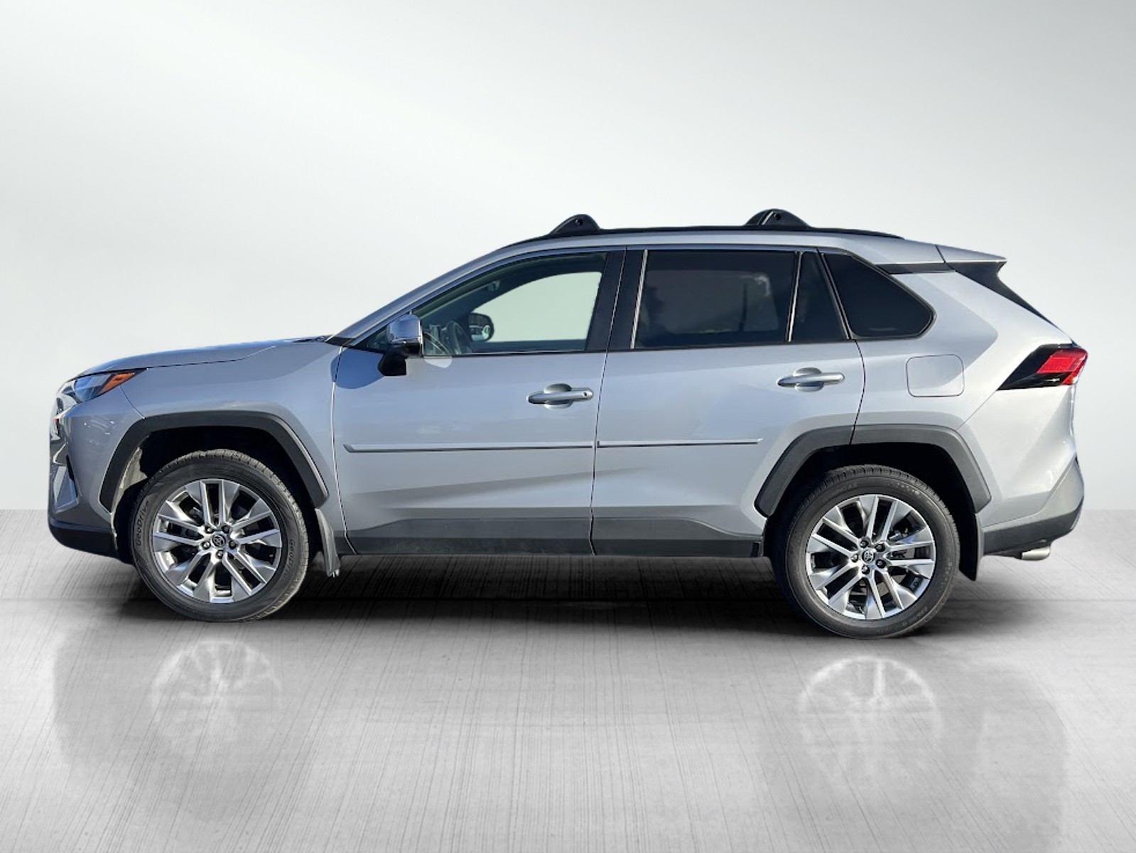 2023 Toyota RAV4 XLE Premium photo 3