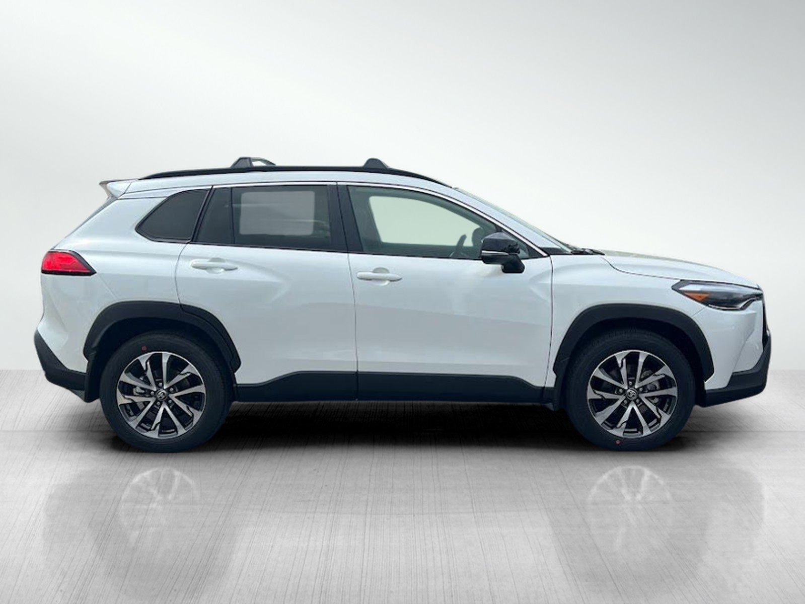 2025 Toyota Corolla Cross XLE photo 4