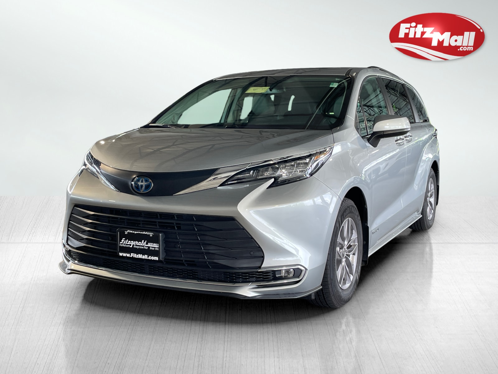 2021 Toyota Sienna XLE photo 2