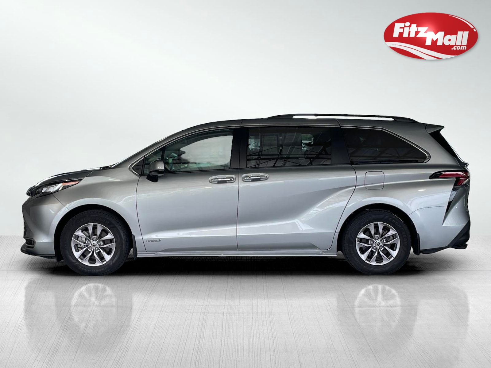 2021 Toyota Sienna XLE photo 3