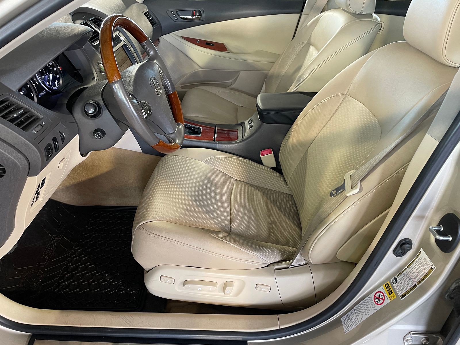 2010 Lexus ES 350 Base photo 9
