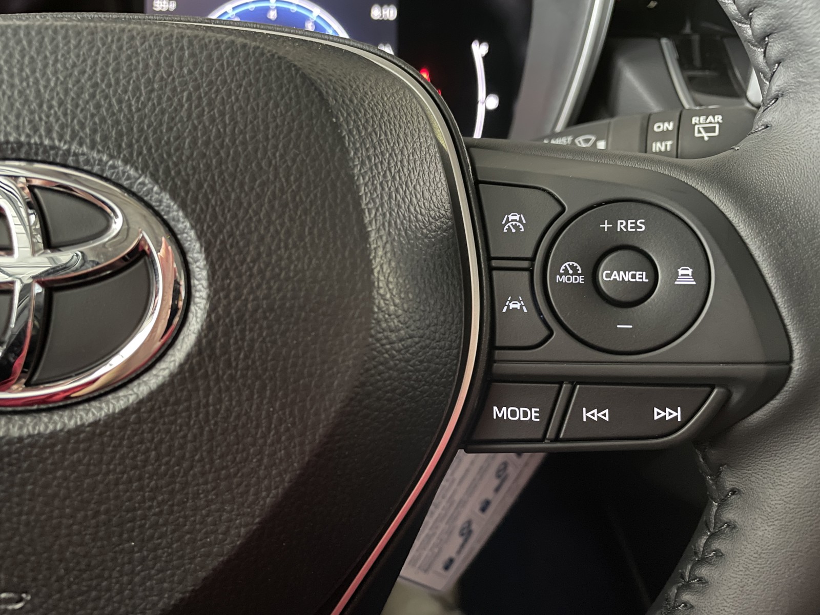 2025 Toyota Corolla Cross XLE photo 16