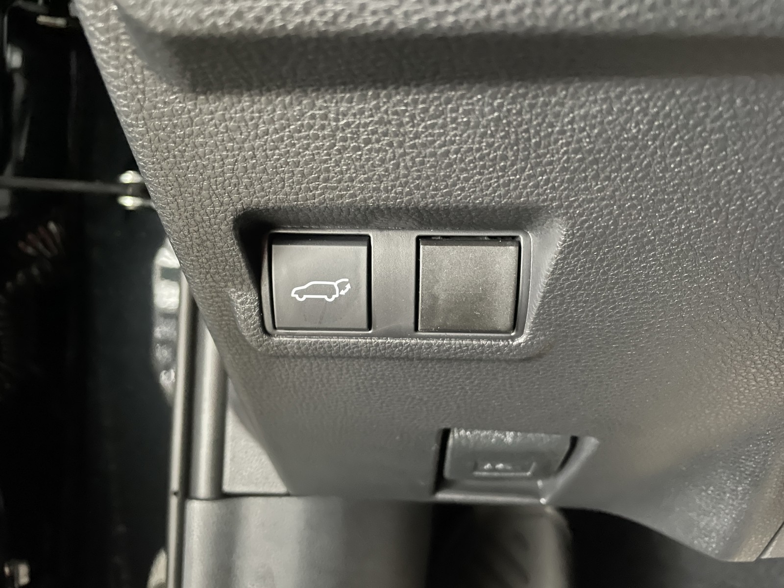 2025 Toyota Corolla Cross XLE photo 28