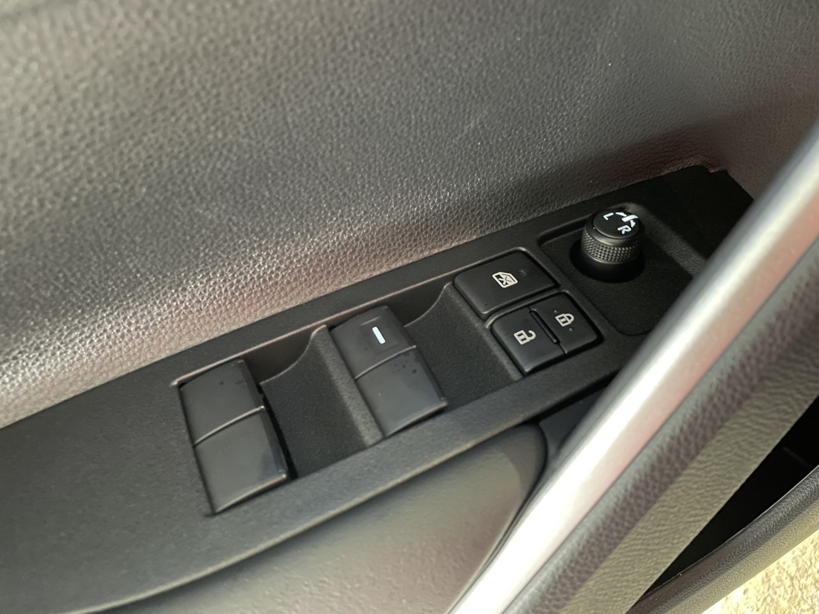 2025 Toyota Corolla Cross XLE photo 30