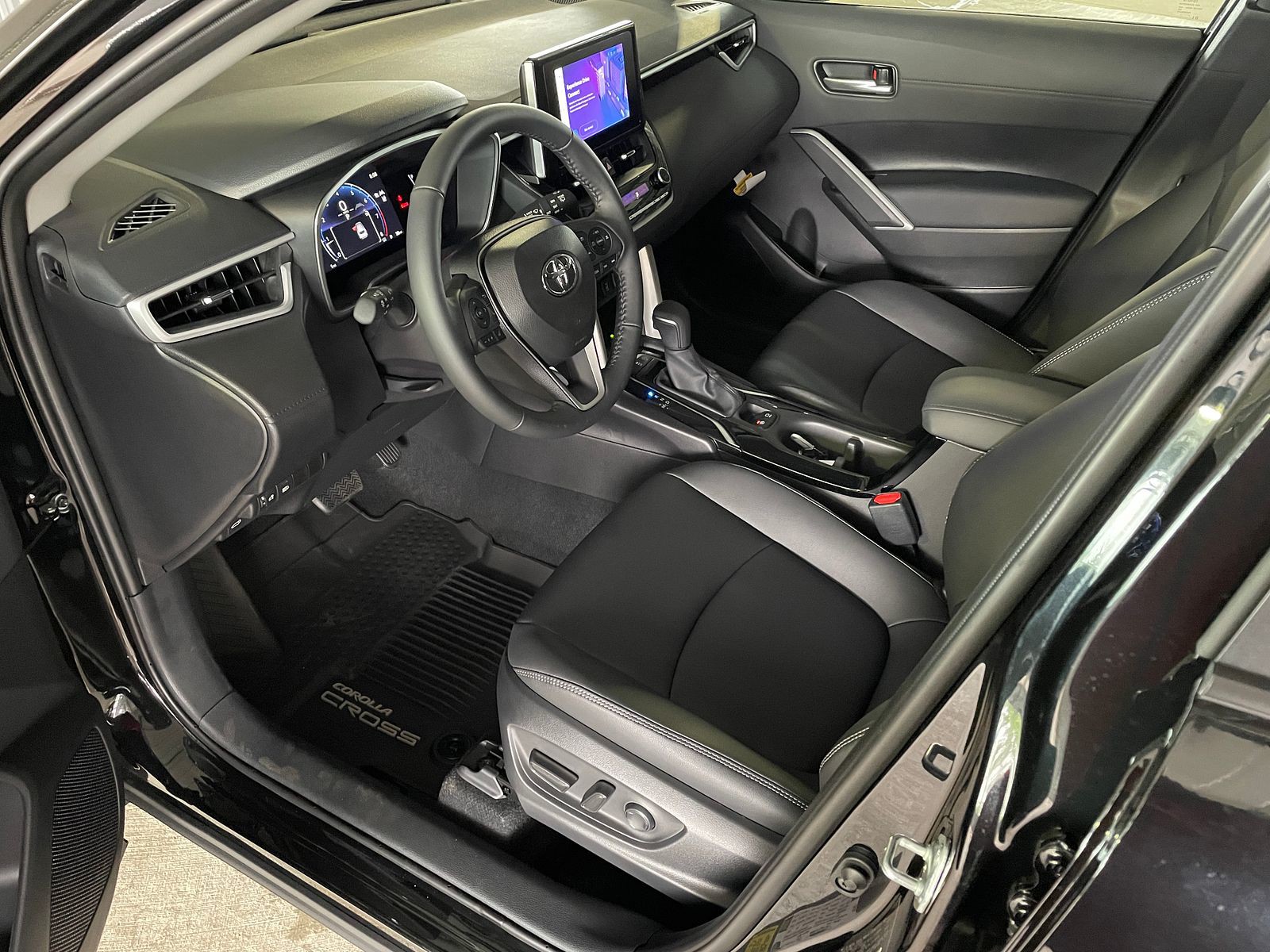 2025 Toyota Corolla Cross XLE photo 9