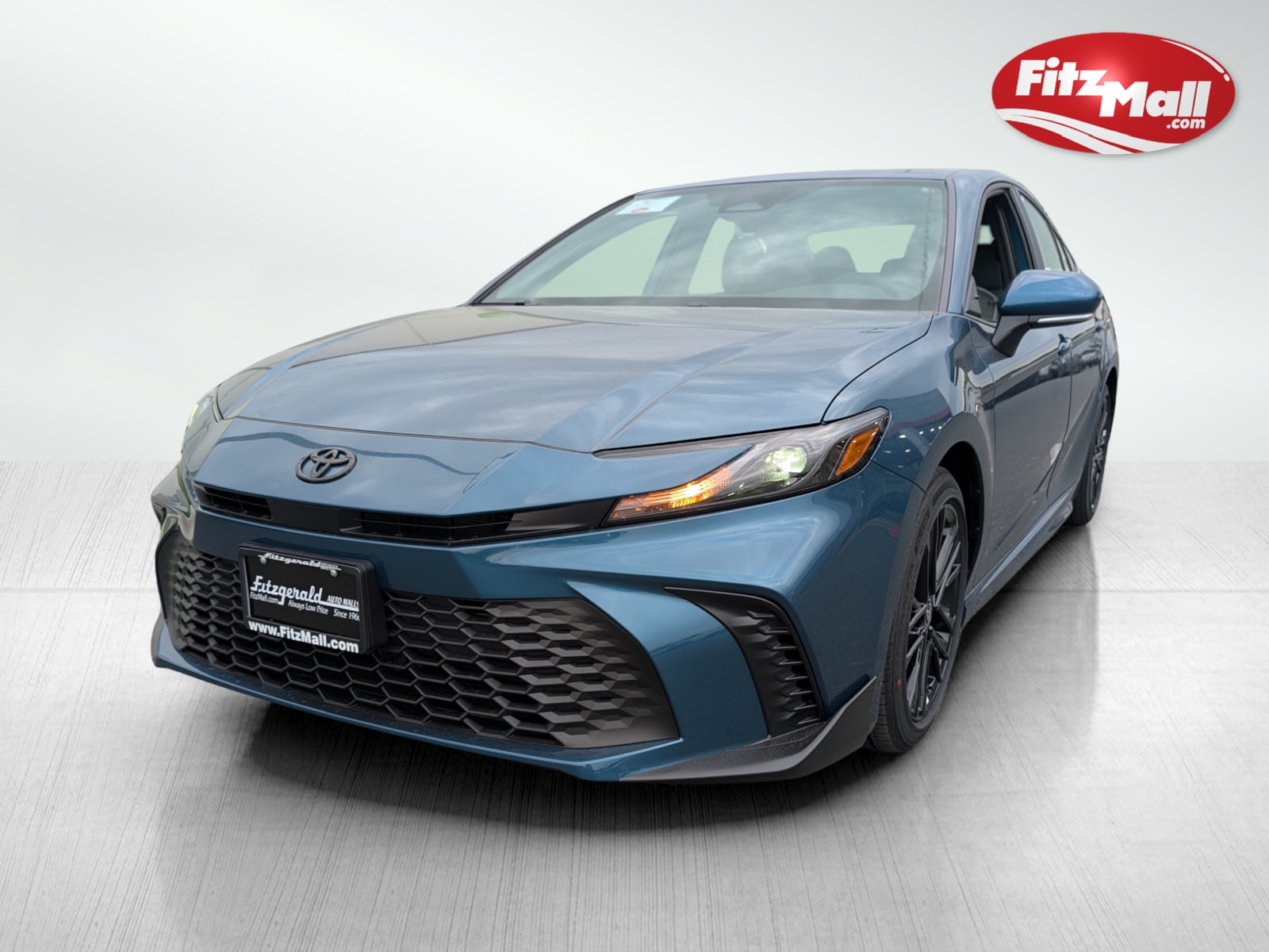 2025 Toyota Camry Hybrid SE photo 2