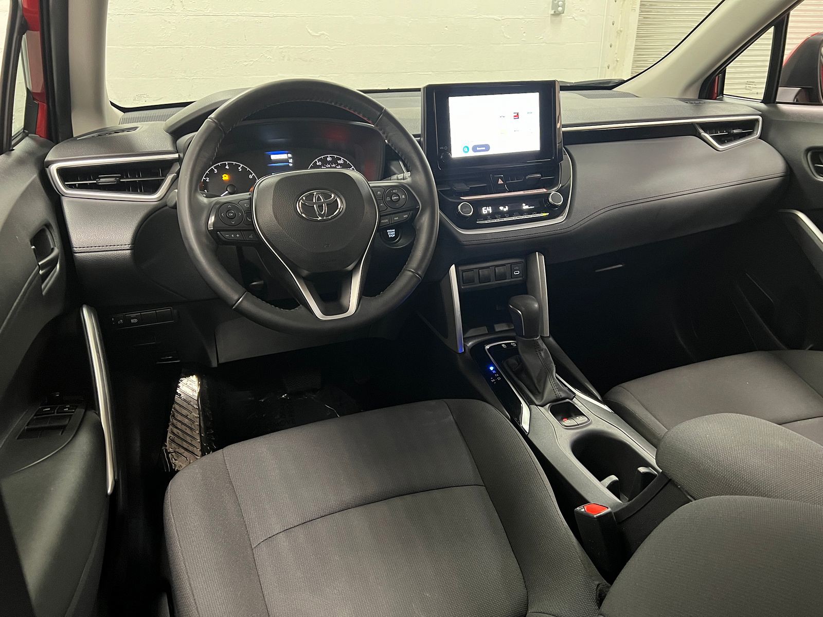 2024 Toyota Corolla Cross LE photo 9