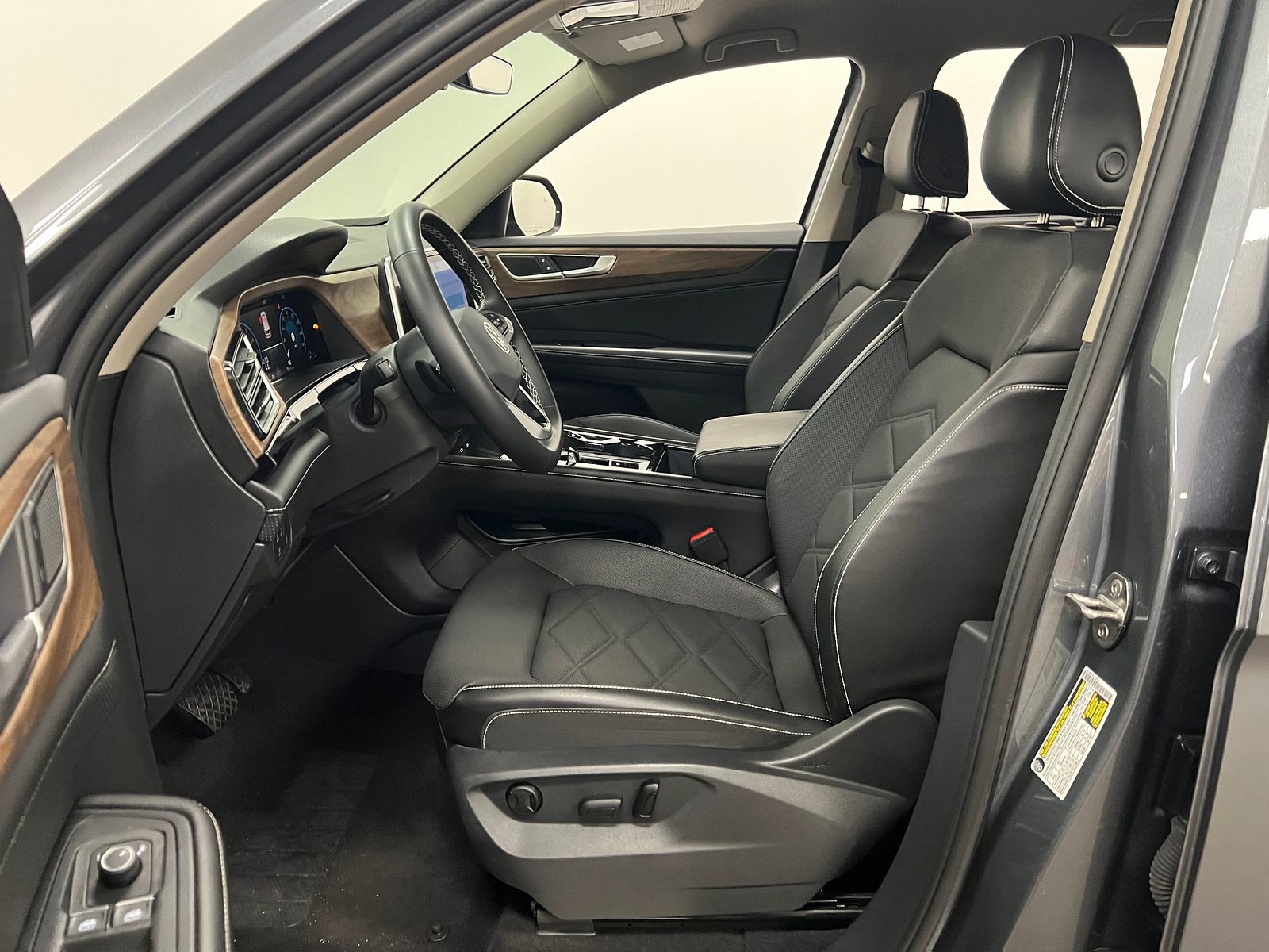 2024 Volkswagen Atlas SE Technology photo 10