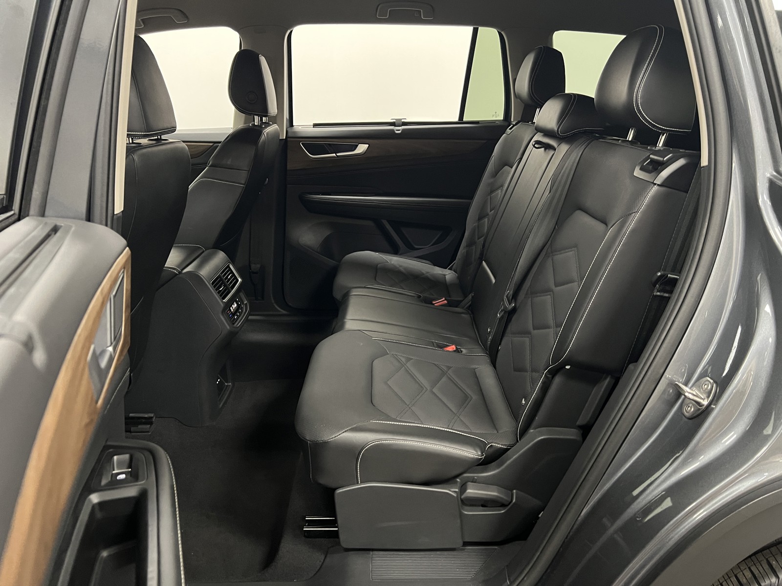 2024 Volkswagen Atlas SE Technology photo 12