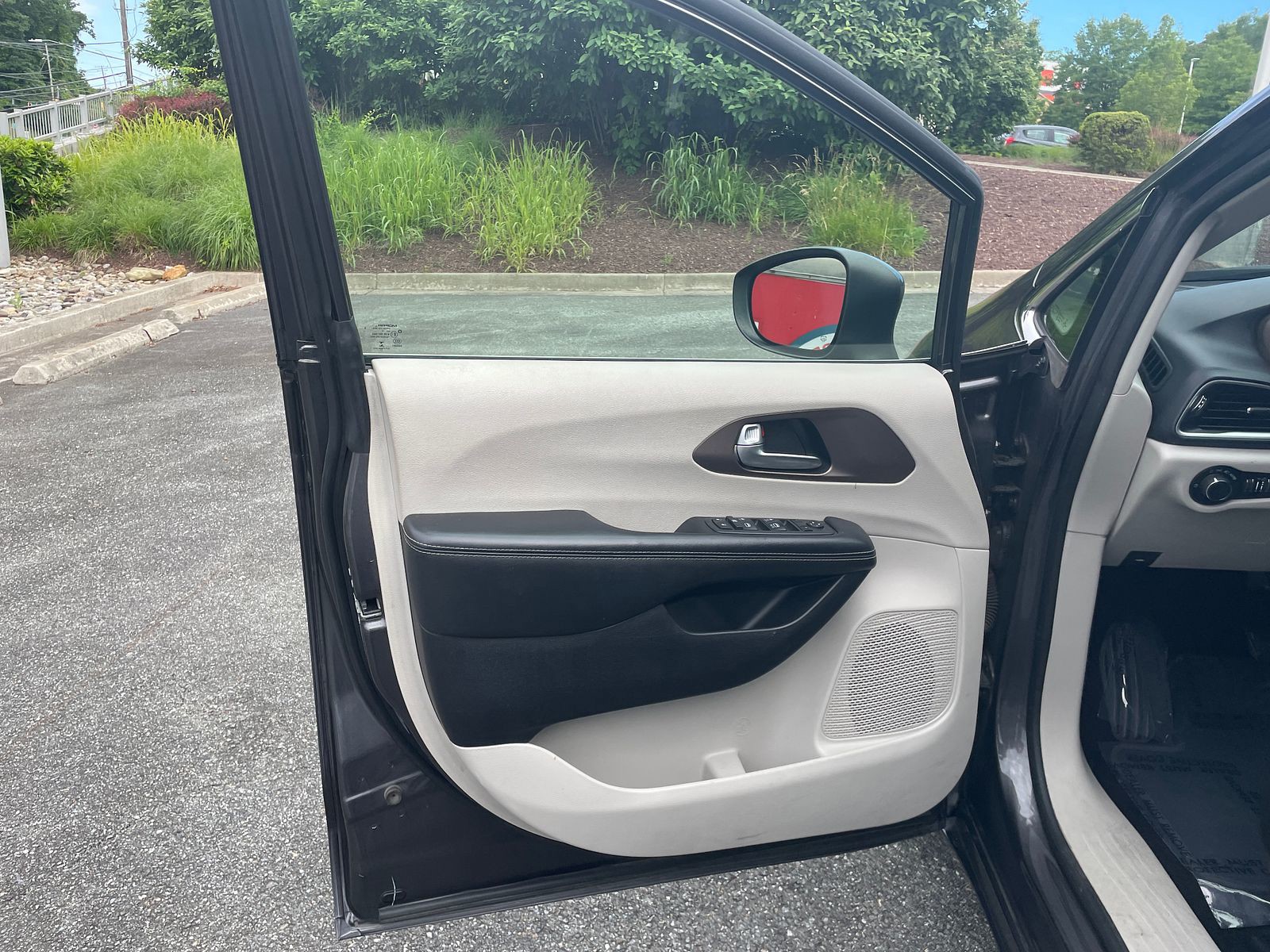 2020 Chrysler Voyager LXi photo 10