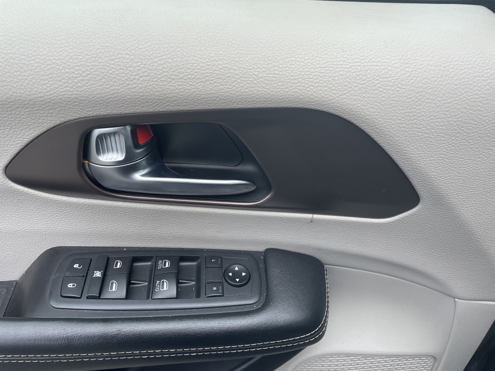 2020 Chrysler Voyager LXi photo 11