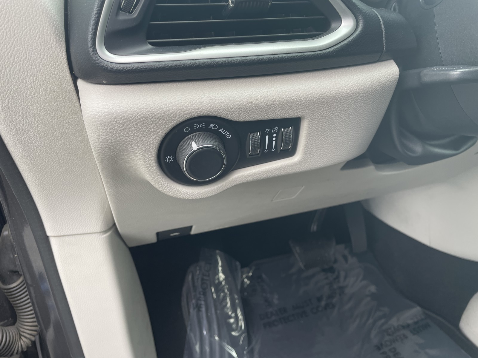 2020 Chrysler Voyager LXi photo 14