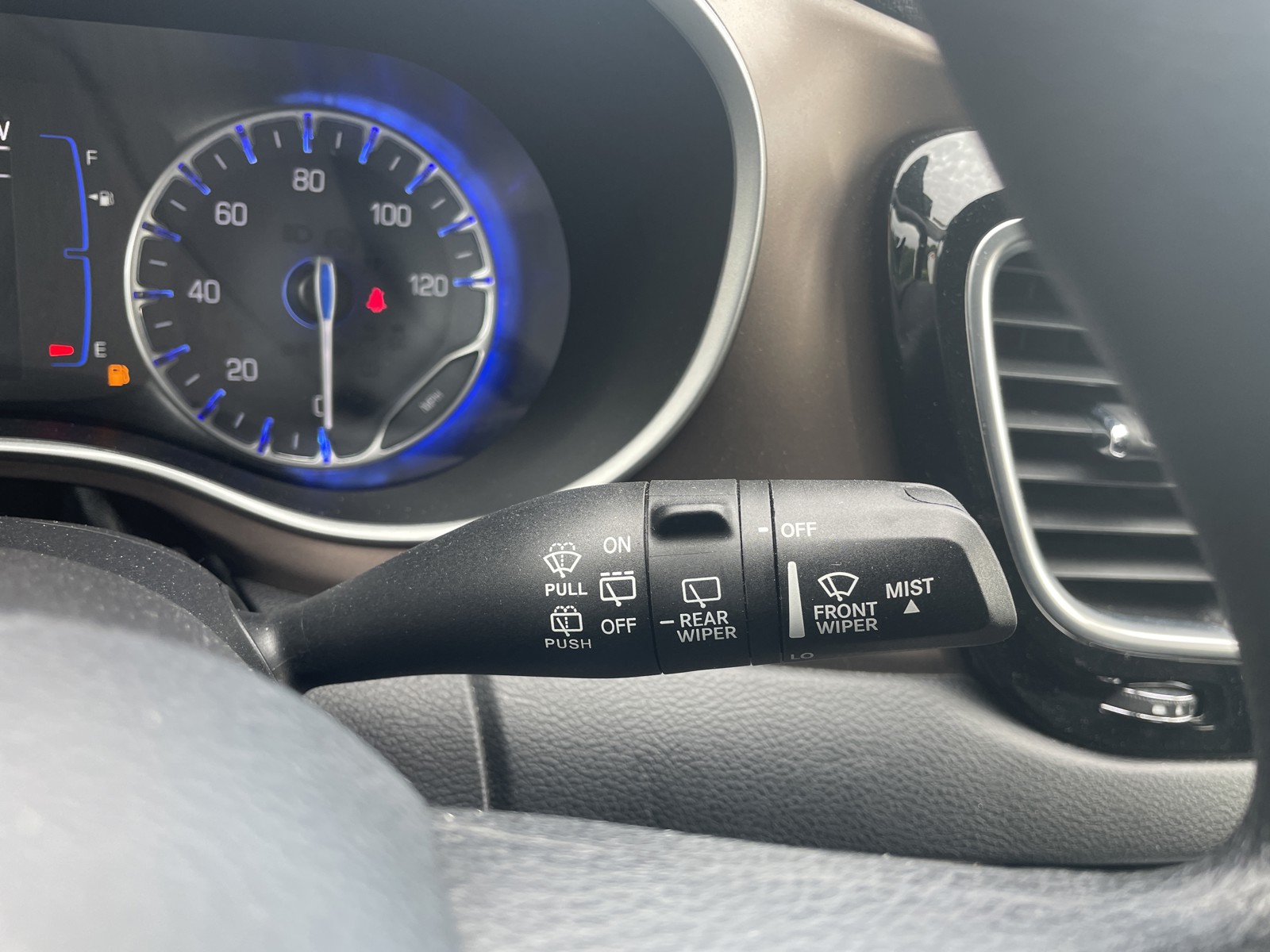 2020 Chrysler Voyager LXi photo 19