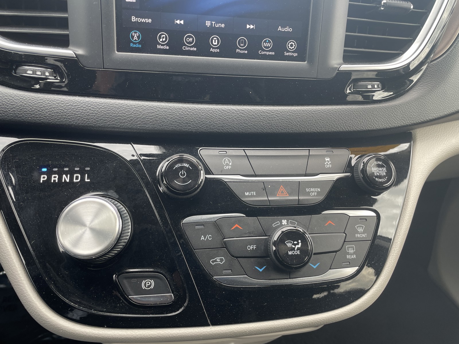 2020 Chrysler Voyager LXi photo 23