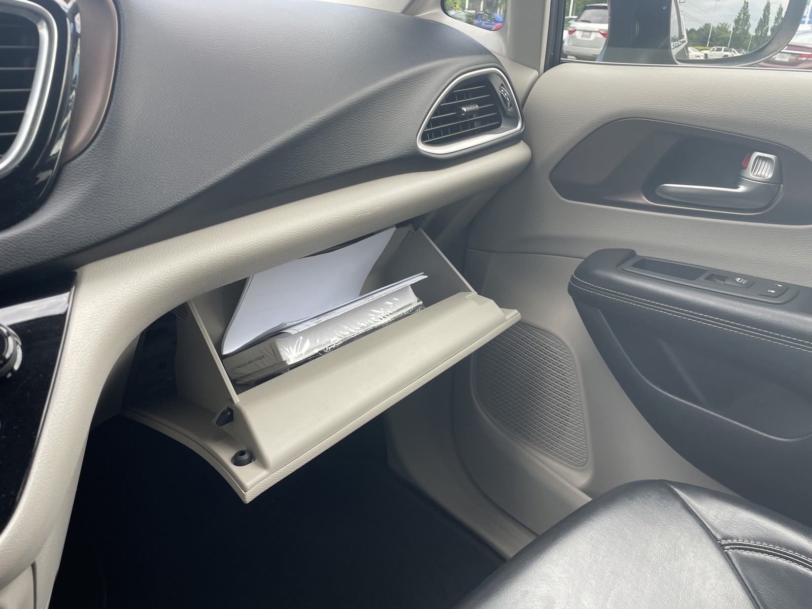 2020 Chrysler Voyager LXi photo 27