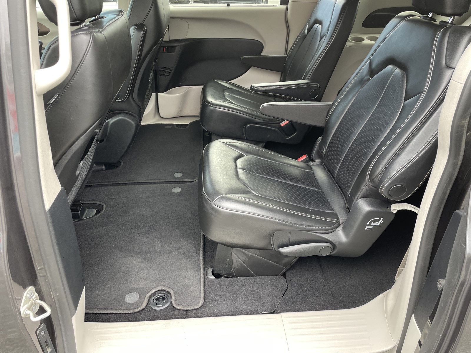 2020 Chrysler Voyager LXi photo 30