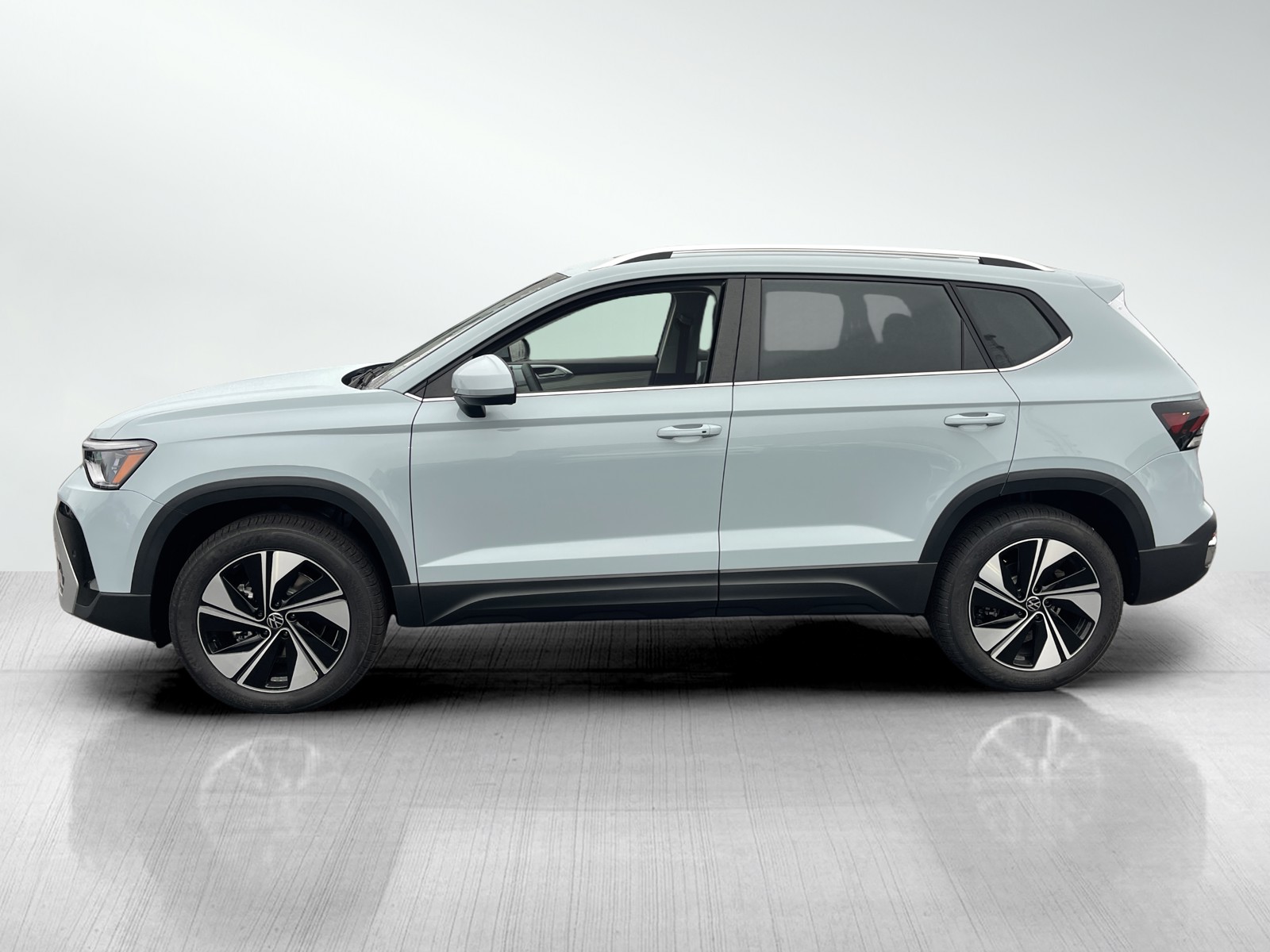 2025 Volkswagen Taos SE photo 3
