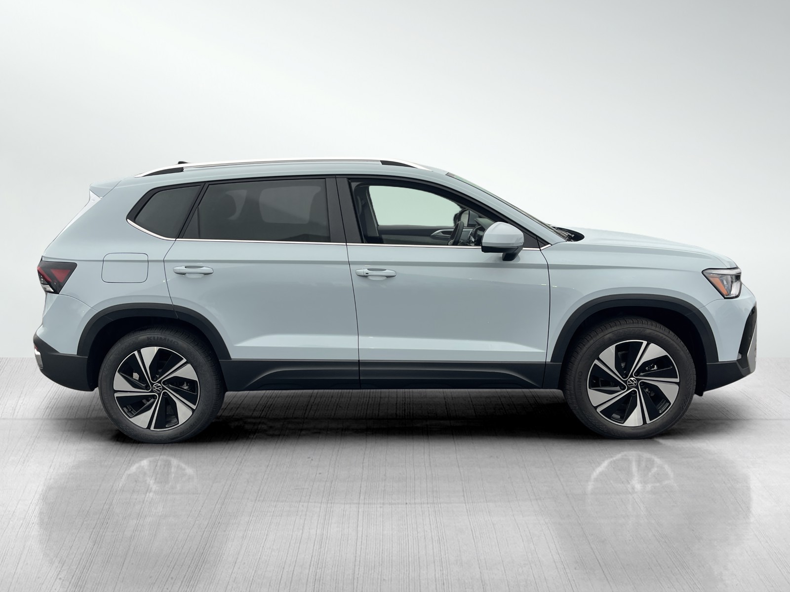 2025 Volkswagen Taos SE photo 4