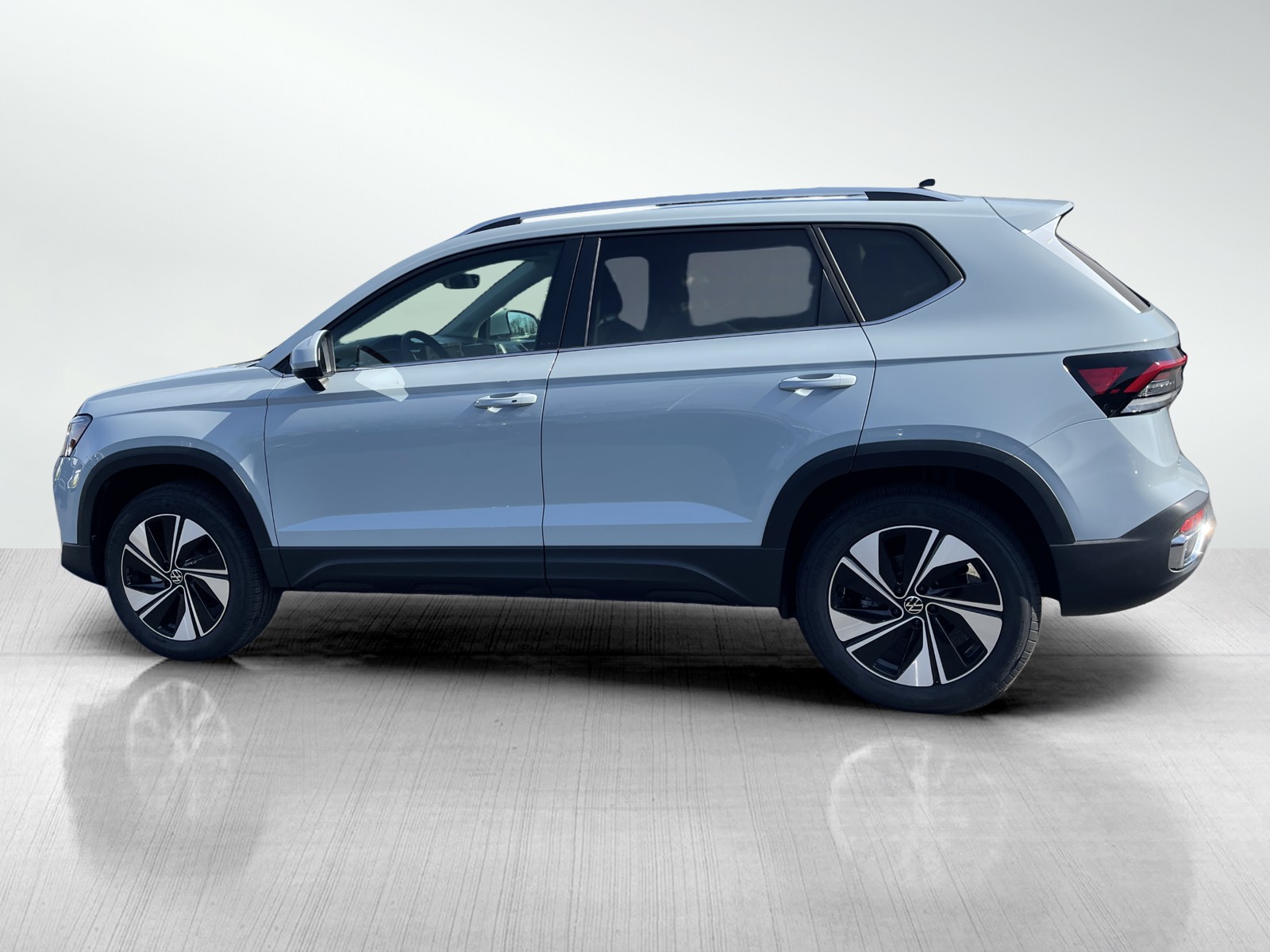 2025 Volkswagen Taos SE photo 3