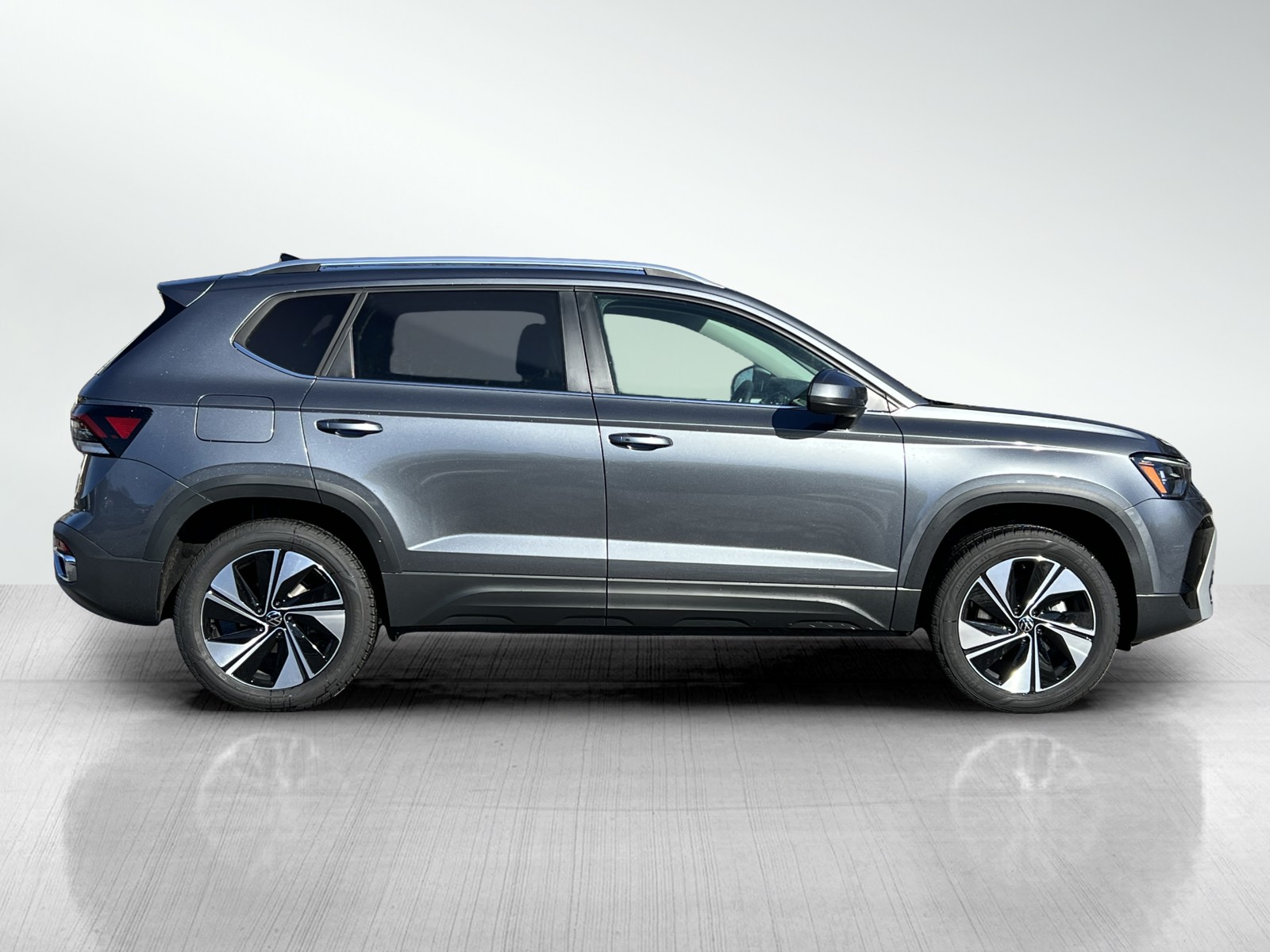 2025 Volkswagen Taos SE photo 3