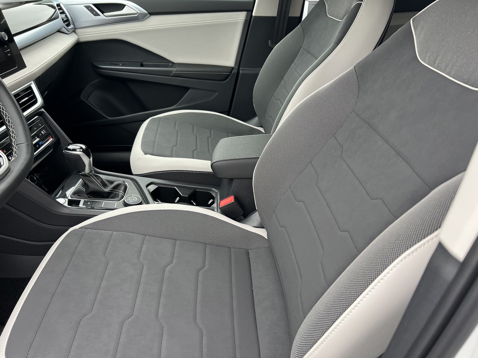 2025 Volkswagen Taos SE photo 10