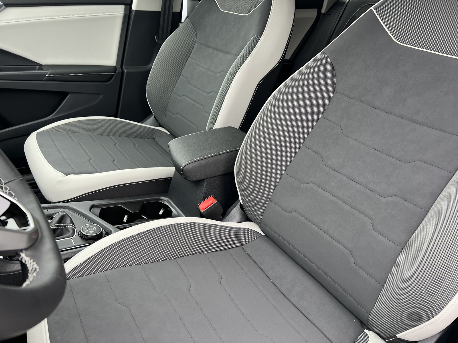 2025 Volkswagen Taos SE photo 11