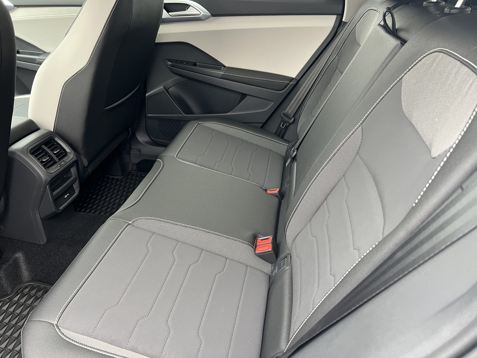 2025 Volkswagen Taos SE photo 12