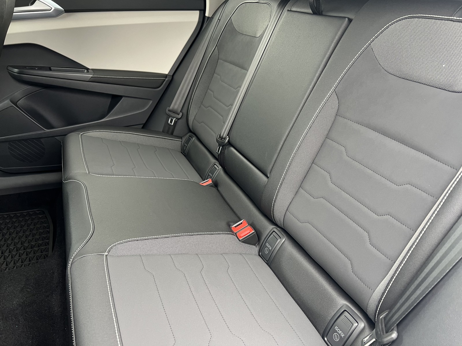 2025 Volkswagen Taos SE photo 13
