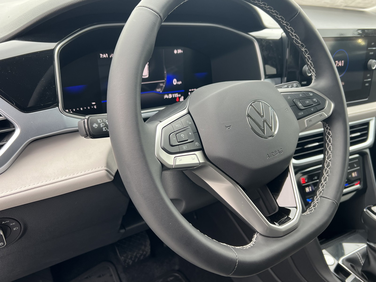 2025 Volkswagen Taos SE photo 15