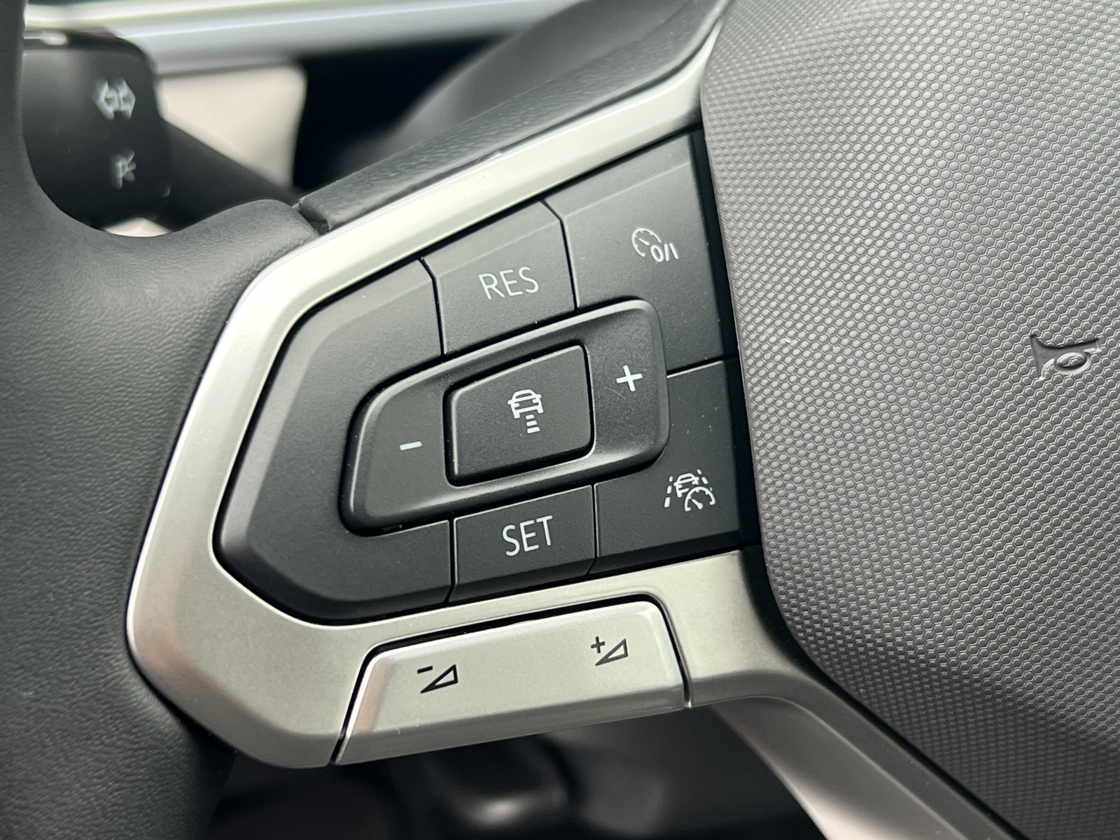 2025 Volkswagen Taos SE photo 16