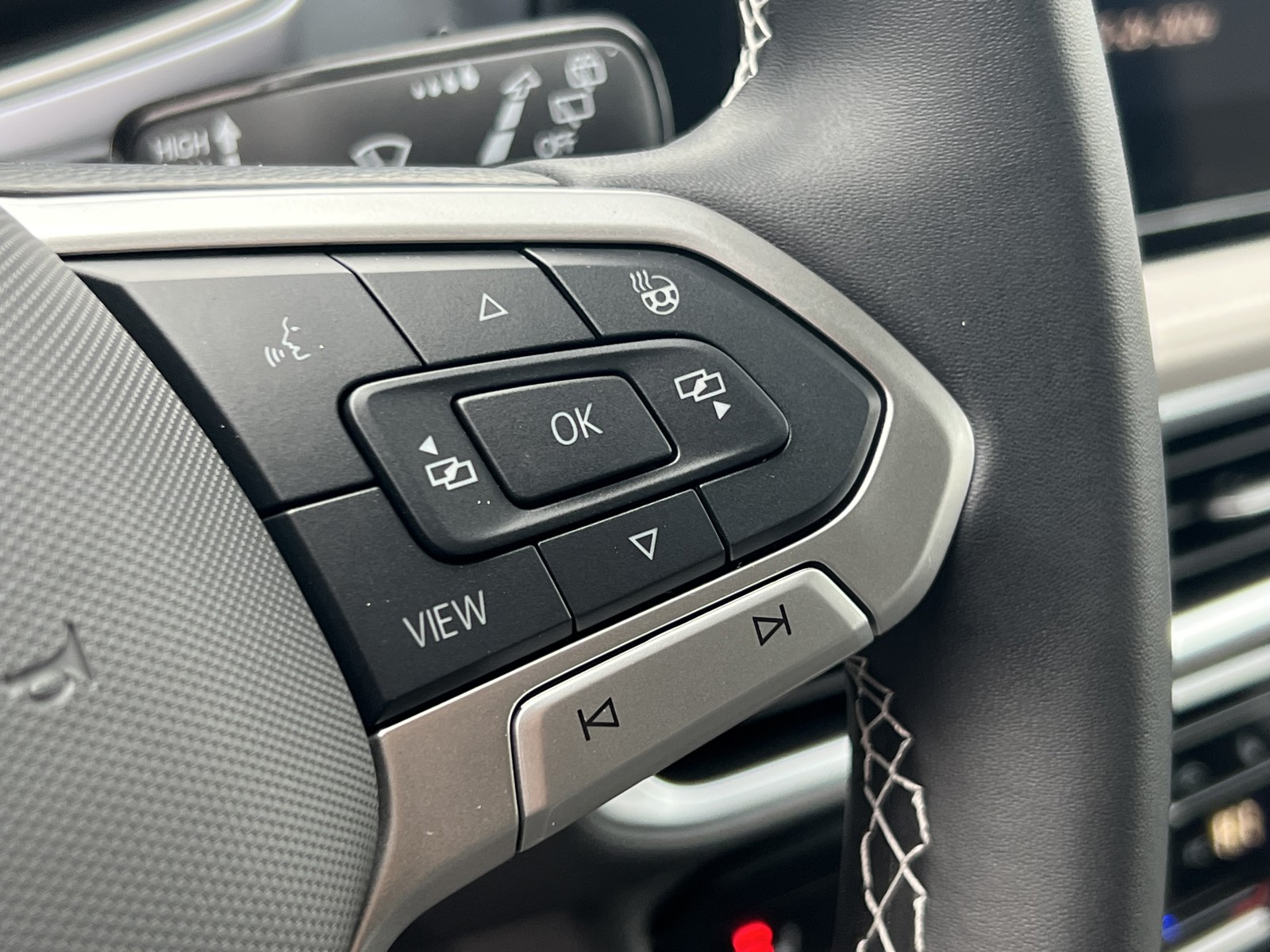 2025 Volkswagen Taos SE photo 17