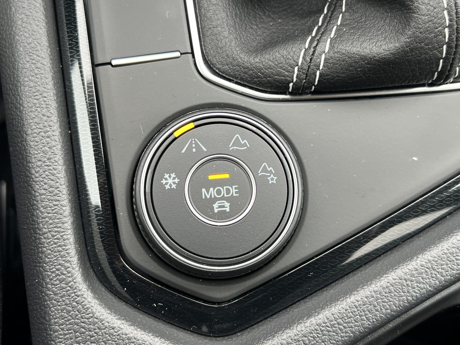 2025 Volkswagen Taos SE photo 24