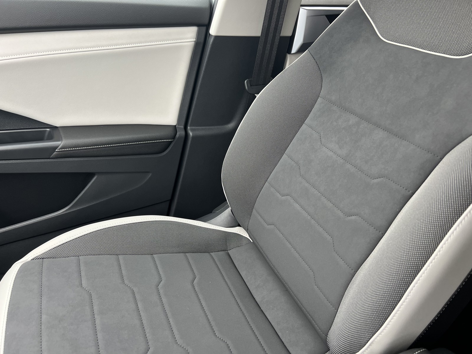 2025 Volkswagen Taos SE photo 25