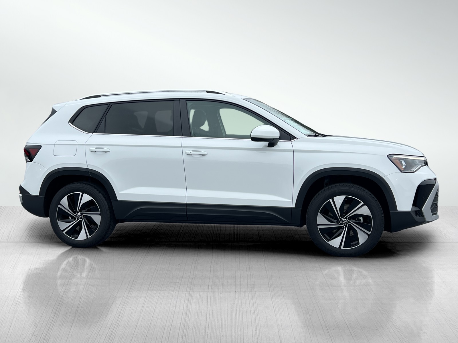 2025 Volkswagen Taos SE photo 3