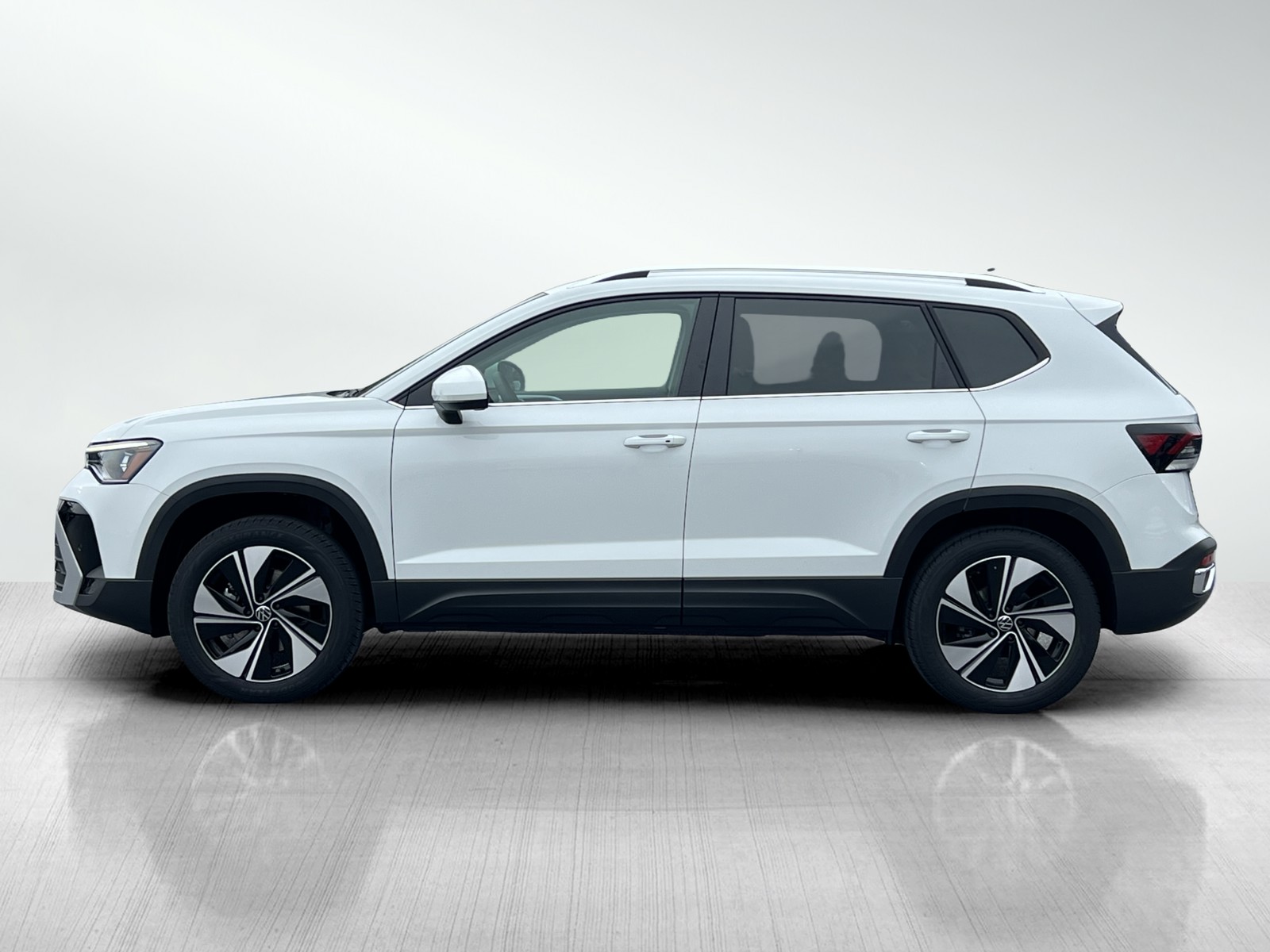 2025 Volkswagen Taos SE photo 4