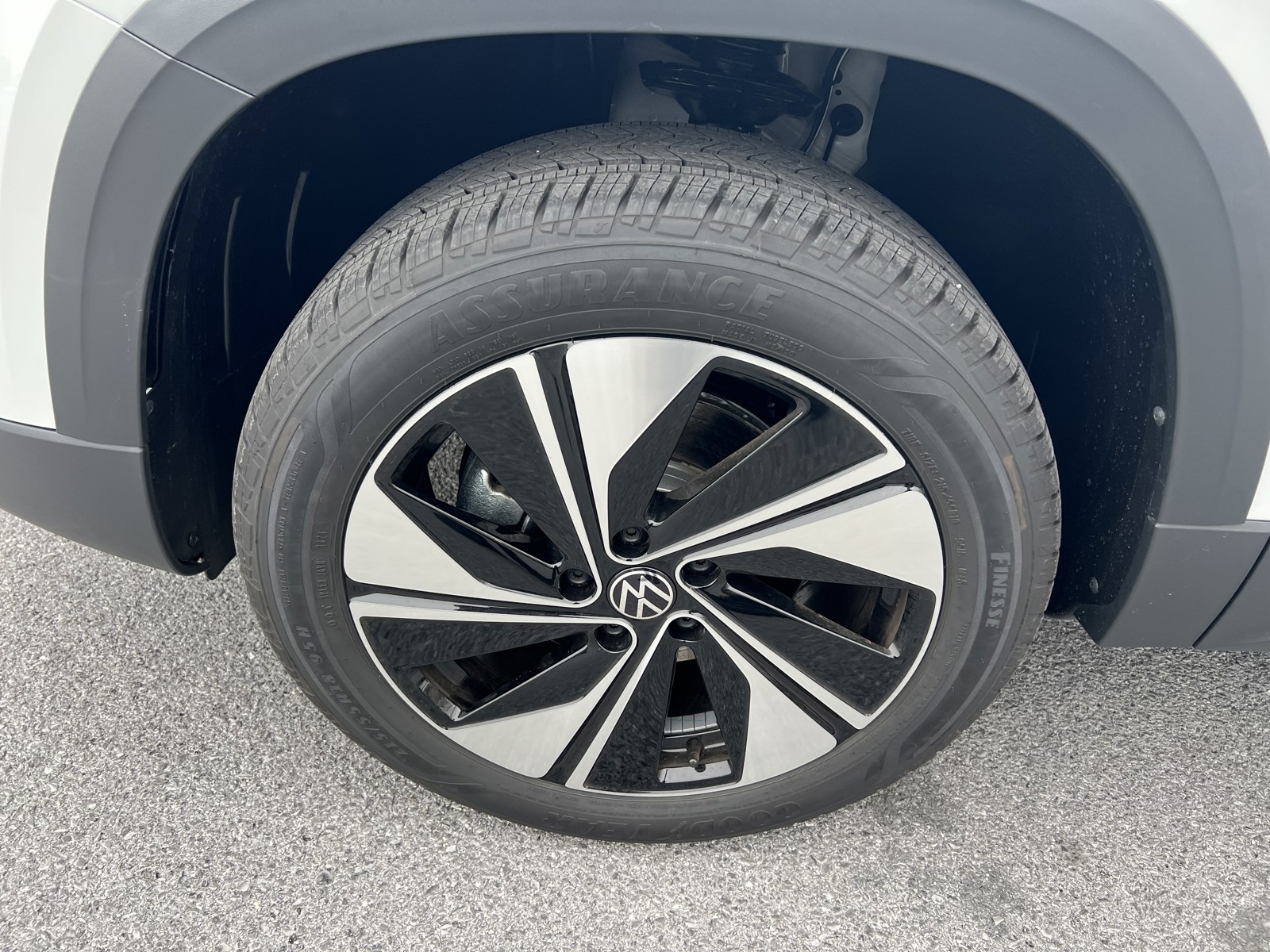 2025 Volkswagen Taos SE photo 9
