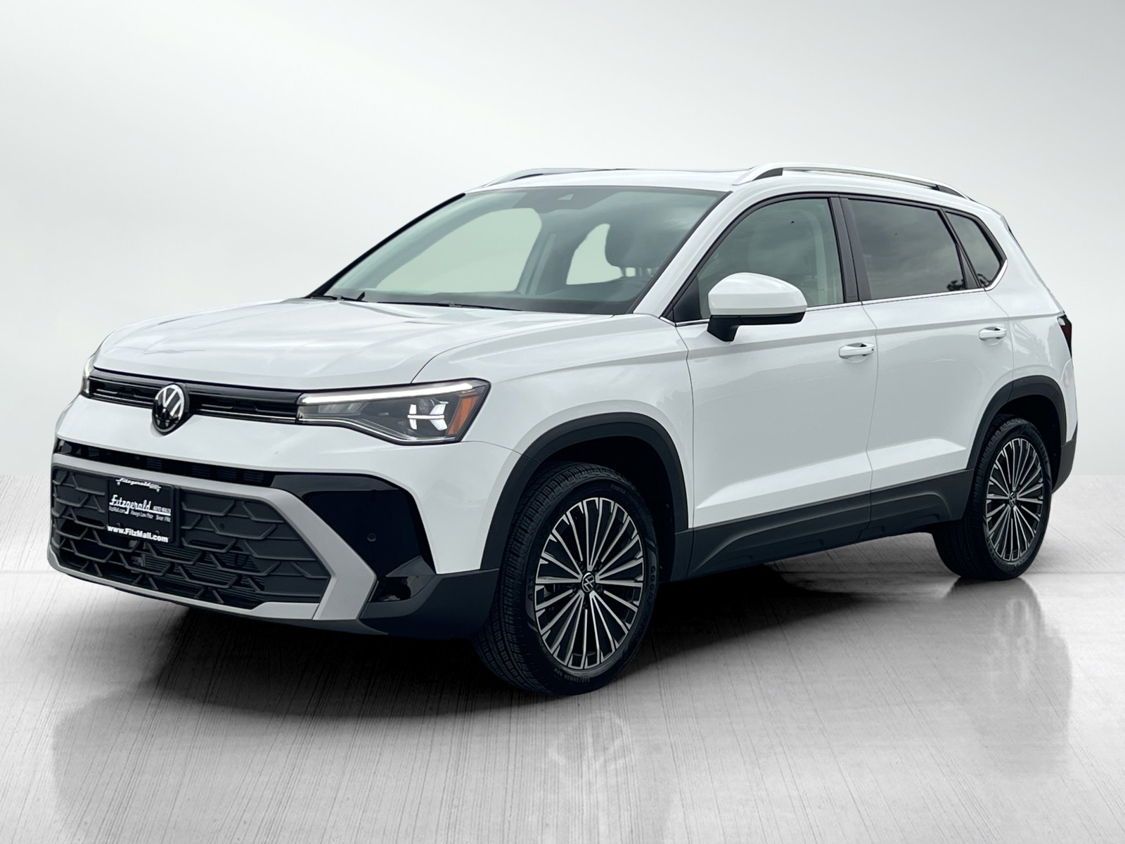 2025 Volkswagen Taos SE photo 2