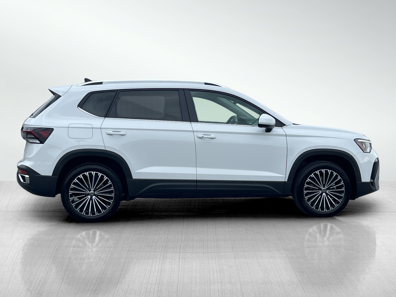 2025 Volkswagen Taos SE photo 3