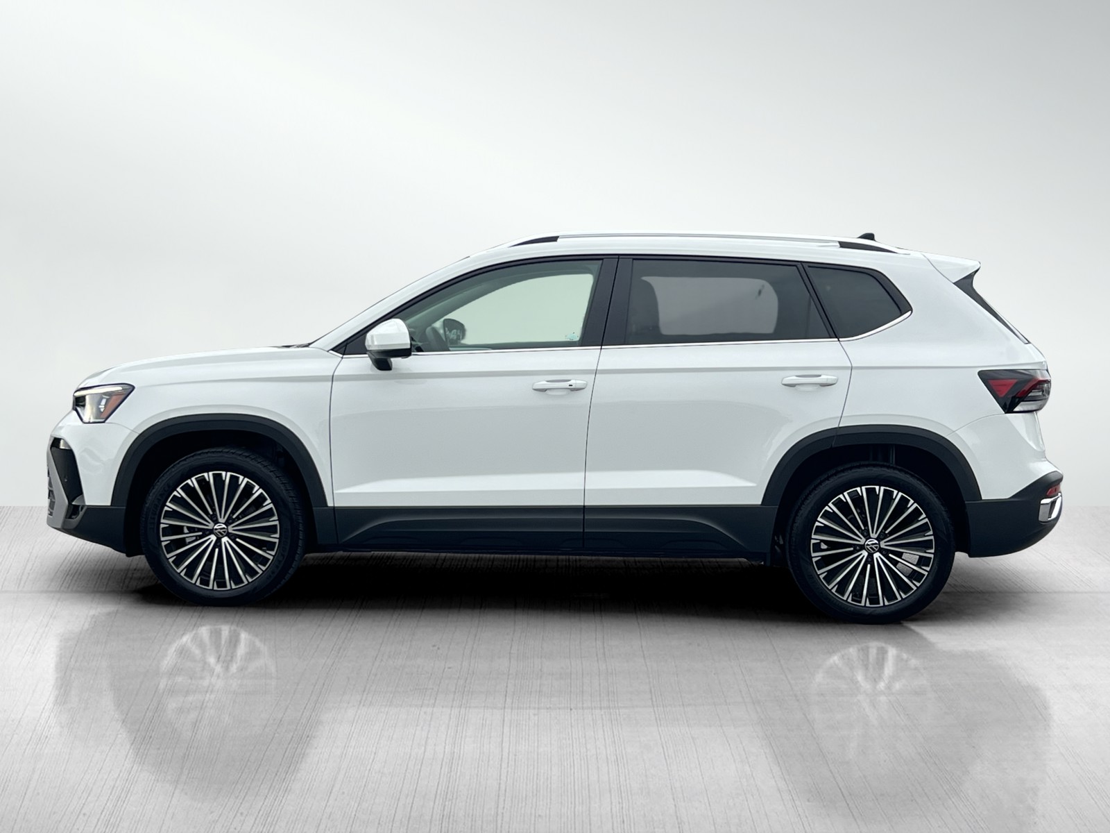 2025 Volkswagen Taos SE photo 4