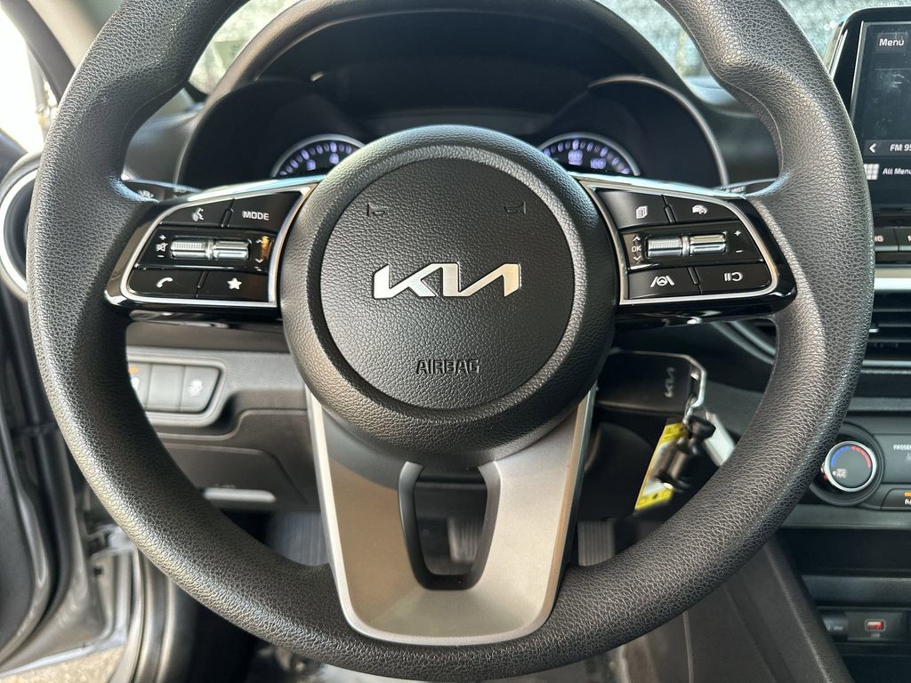 2023 Kia Forte - Photo 11