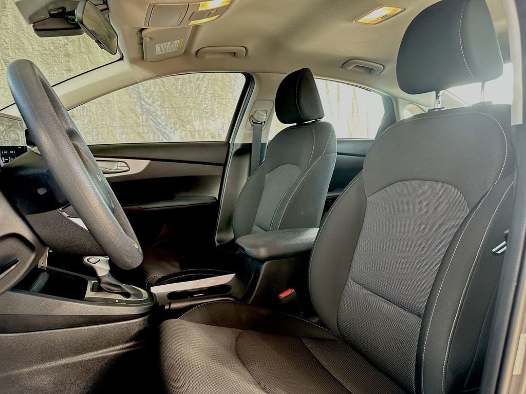 2023 Kia Forte - Photo 13