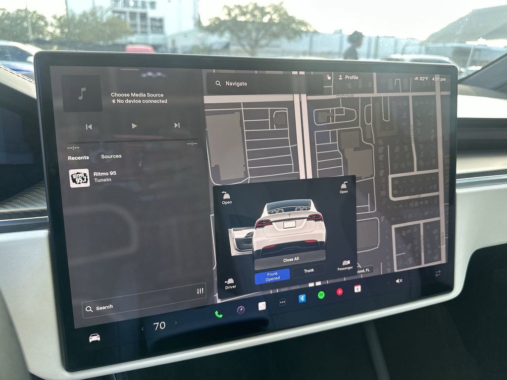 2022 Tesla Model X - Photo 12